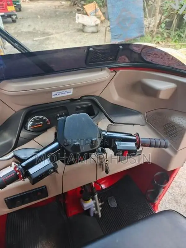 Bajaj RE 2025