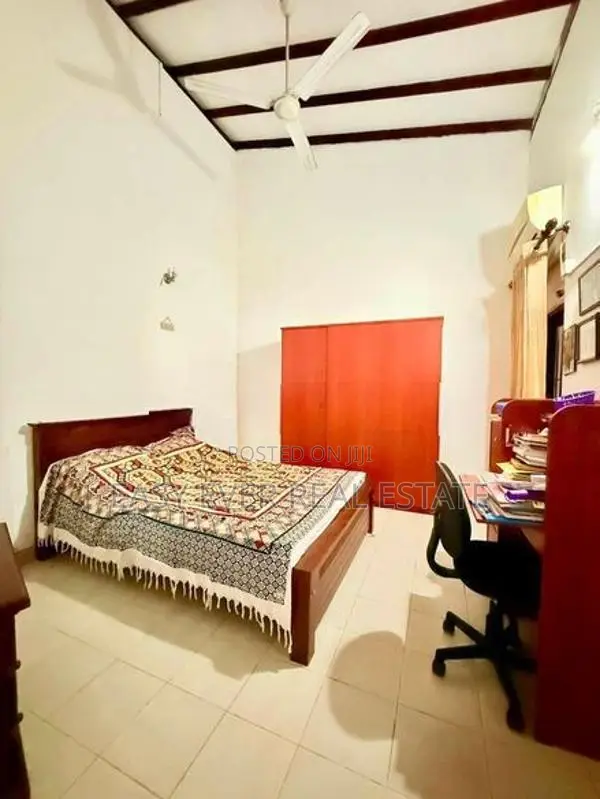 ගෝනපලින් අංගසම්පූර්ණ නිවසක්