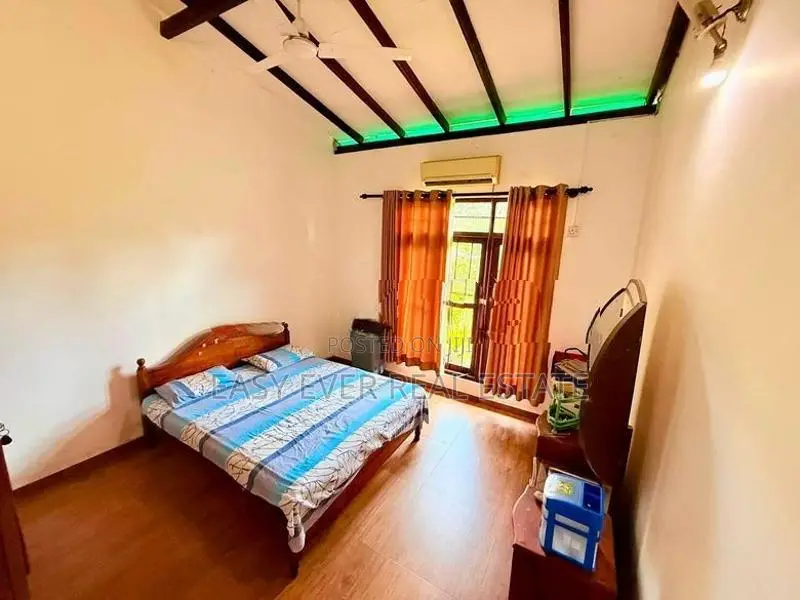 ගෝනපලින් අංගසම්පූර්ණ නිවසක්