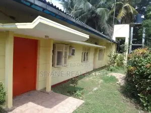 Prime Land for Sale with A Charming Old-Style House Averiwatta