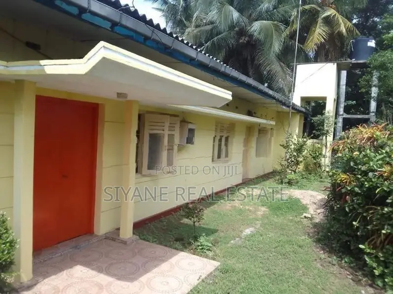 Prime Land for Sale with A Charming Old-Style House Averiwatta