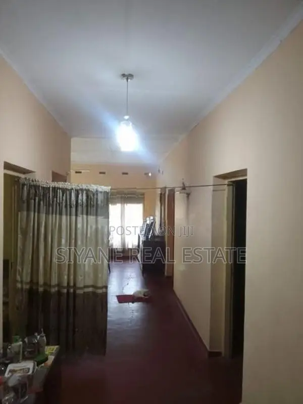 Prime Land for Sale with A Charming Old-Style House Averiwatta