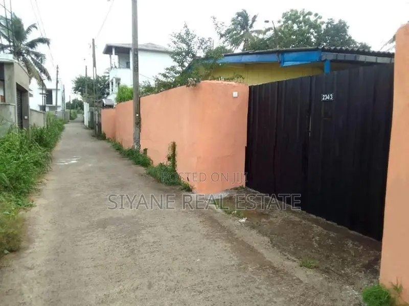 Prime Land for Sale with A Charming Old-Style House Averiwatta