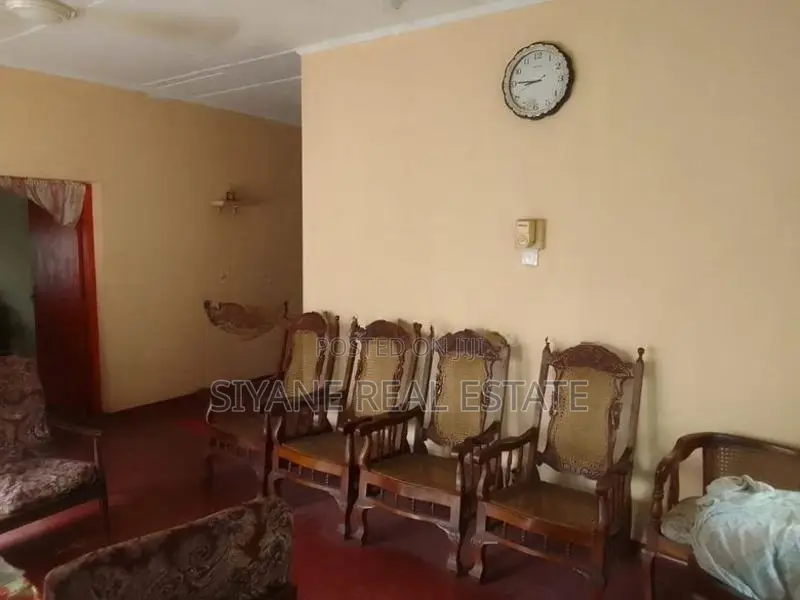 Prime Land for Sale with A Charming Old-Style House Averiwatta
