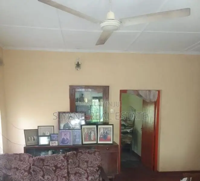 Prime Land for Sale with A Charming Old-Style House Averiwatta