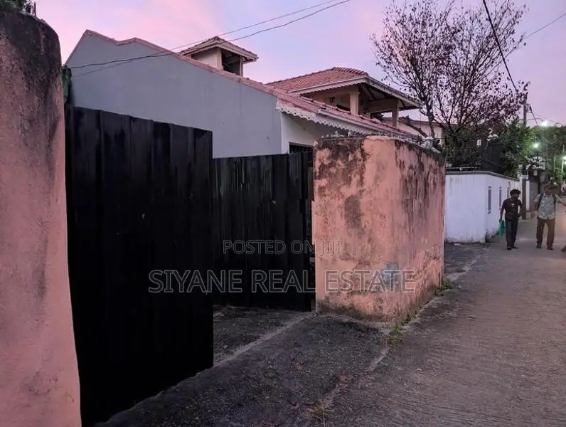 Prime Land for Sale with A Charming Old-Style House Averiwatta