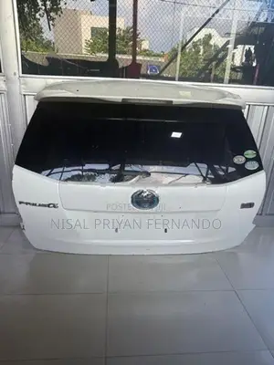 Toyota Prius Alpha Dicky