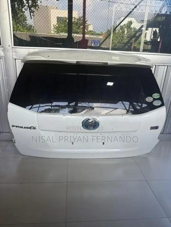 Toyota Prius Alpha Dicky