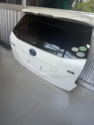 Toyota Prius Alpha Dicky