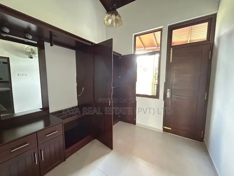 Luxury Brand New House for Sale in Battharamulla