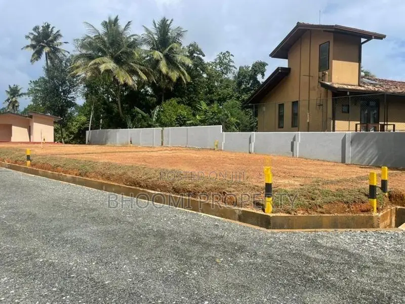 කරාපිටිය බ්‍රවුන්ස් පාරෙන් බිම් කොටස්