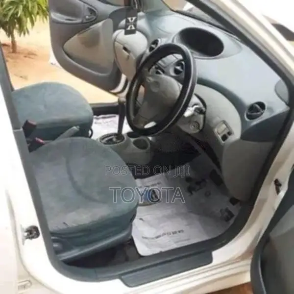 Toyota VITZ 2004 Car (Used)