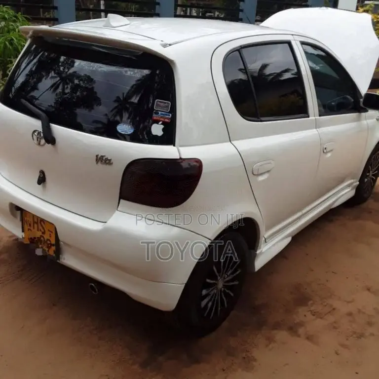 Toyota VITZ 2004 Car (Used)