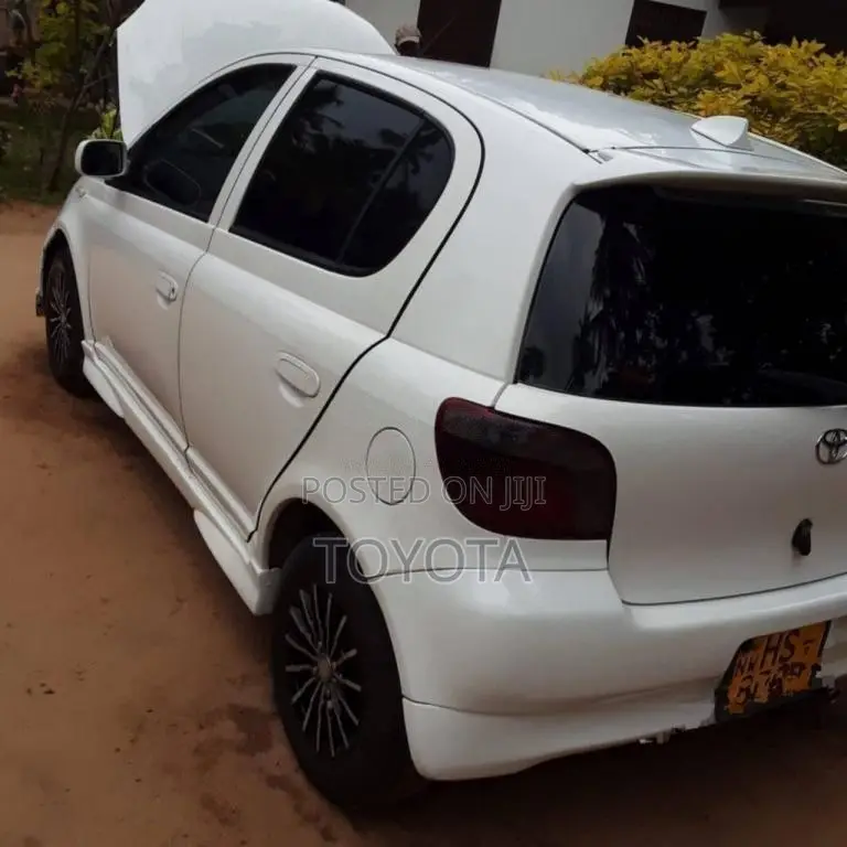 Toyota VITZ 2004 Car (Used)