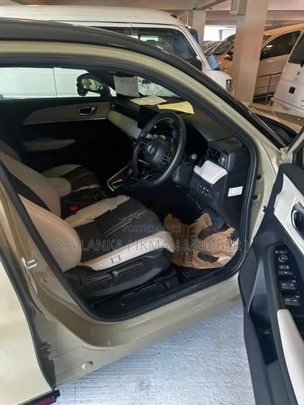 Honda Vezel Z PLAY MOONROOF 2024