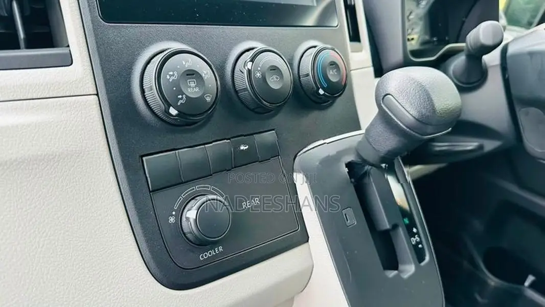 Toyota GDH 301R HIACE FLATROOF 2026