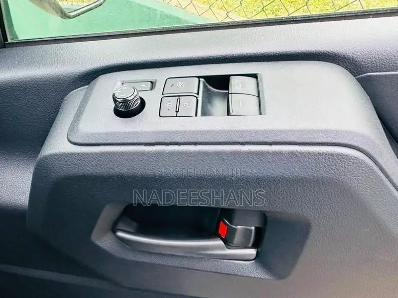 Toyota GDH 301R HIACE FLATROOF 2026