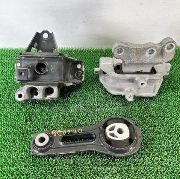 Outlander GG2W Engine Mount Set