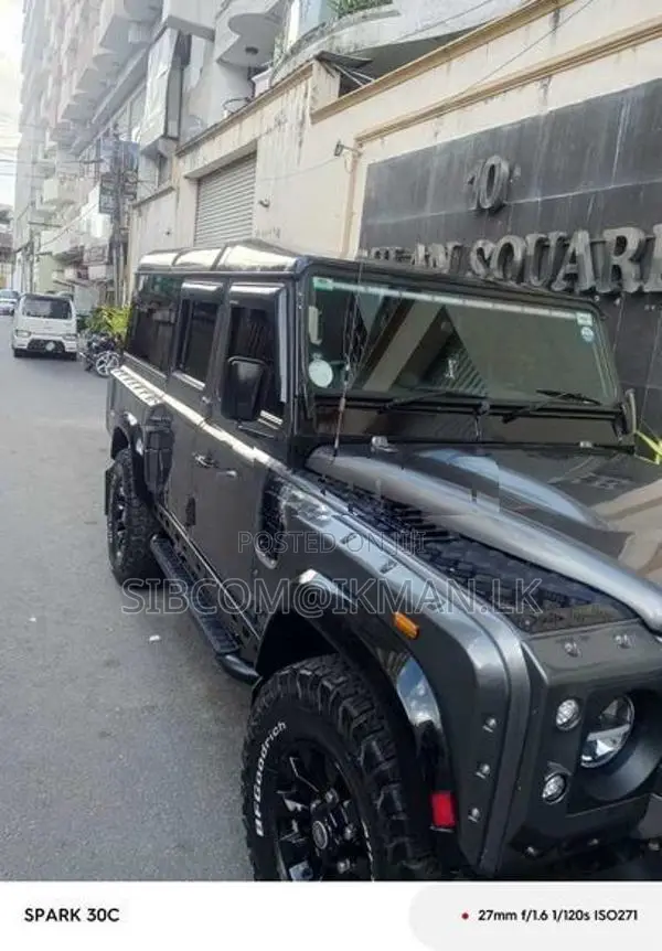 Land Rover Defender 2012