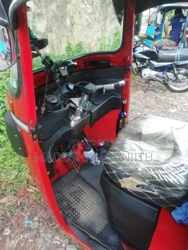 Bajaj RE 2017