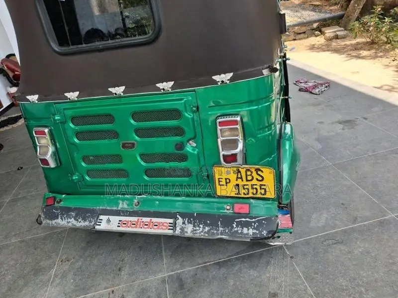 Bajaj RE 2018