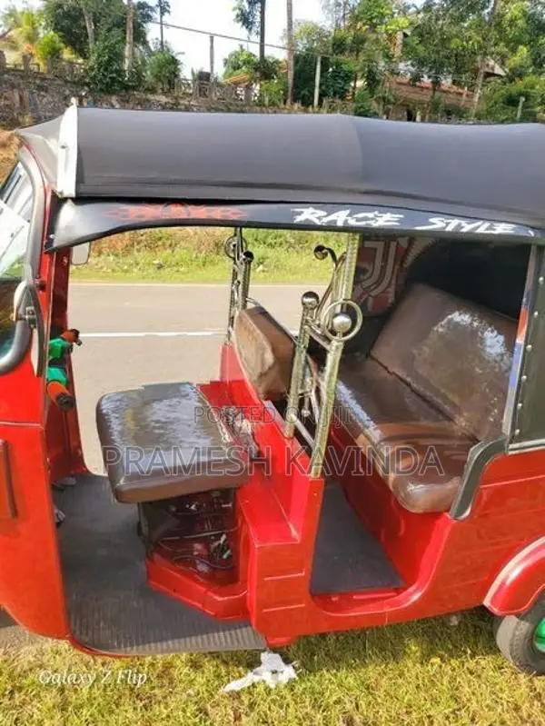 Bajaj RE YO 2011