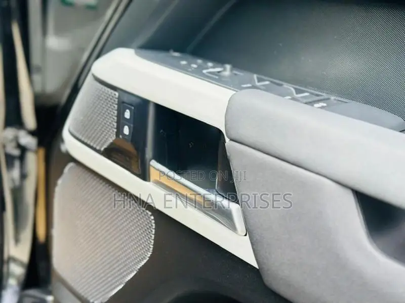 Land Rover Defender 2023