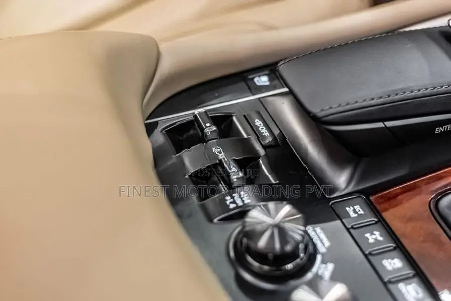 Lexus LX570 5.7L V8 Masterpiece! 2017