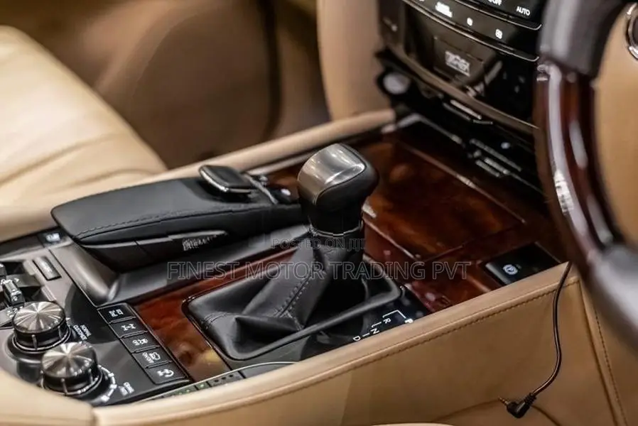 Lexus LX570 5.7L V8 Masterpiece! 2017