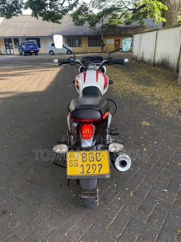 Bajaj V15 2017