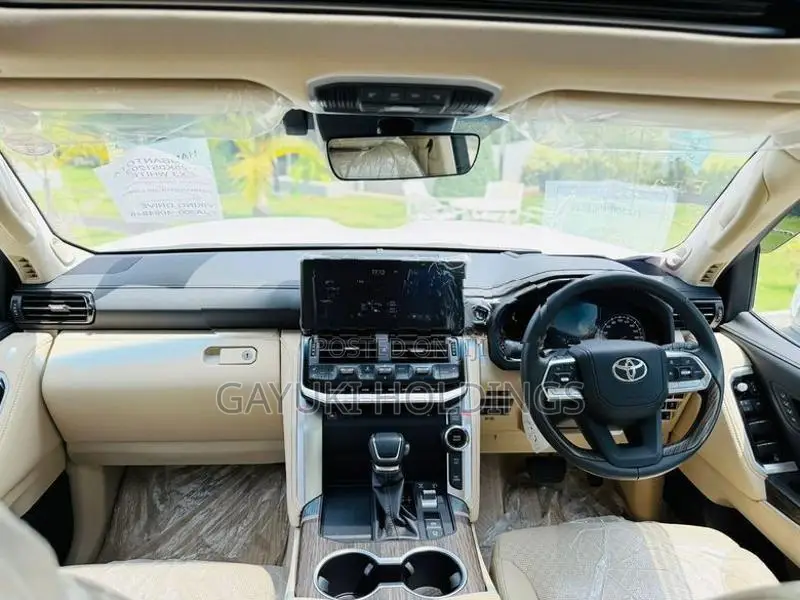 Toyota Land Cruiser Sahara 2024