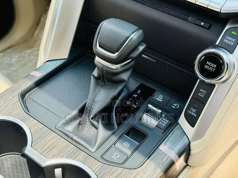 Toyota Land Cruiser Sahara 2024