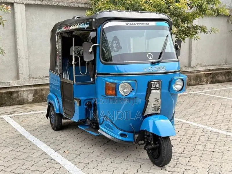Bajaj RE 2011