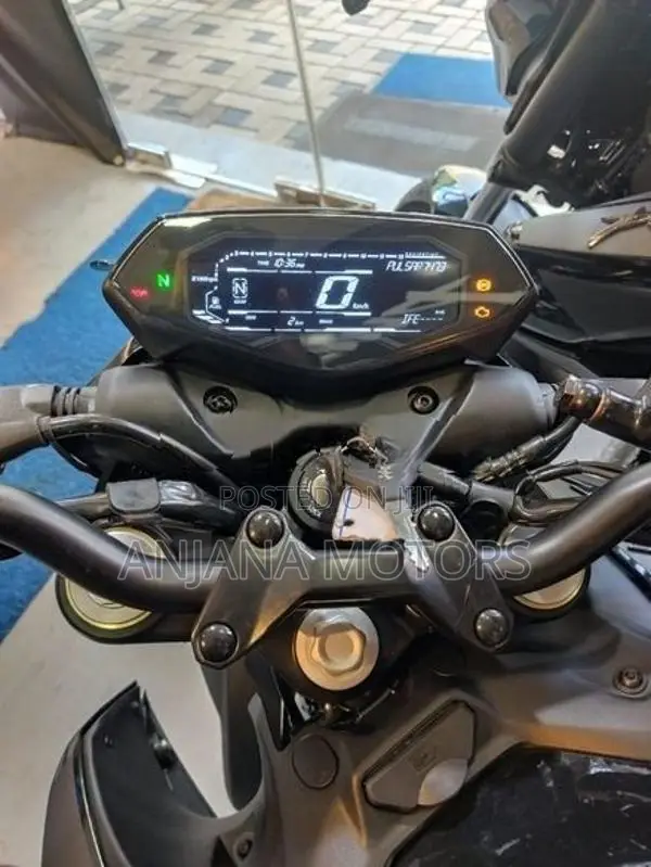 Bajaj Pulsar N160 premium 2026