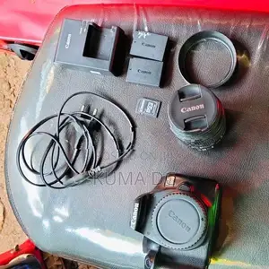 Canon EOS 1300D Kit (Display Faulty / Body With Lens Working)