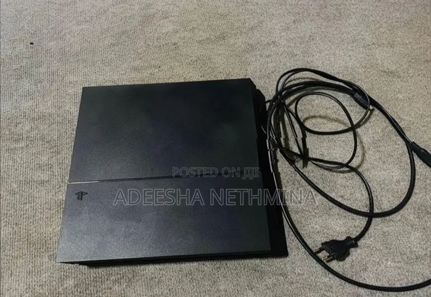 Sony PlayStation 4 With Controller Uncharted
