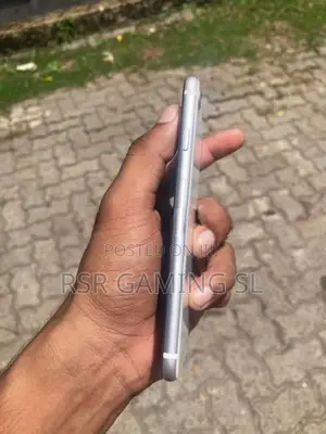 Apple iPhone SE 2 (Used)
