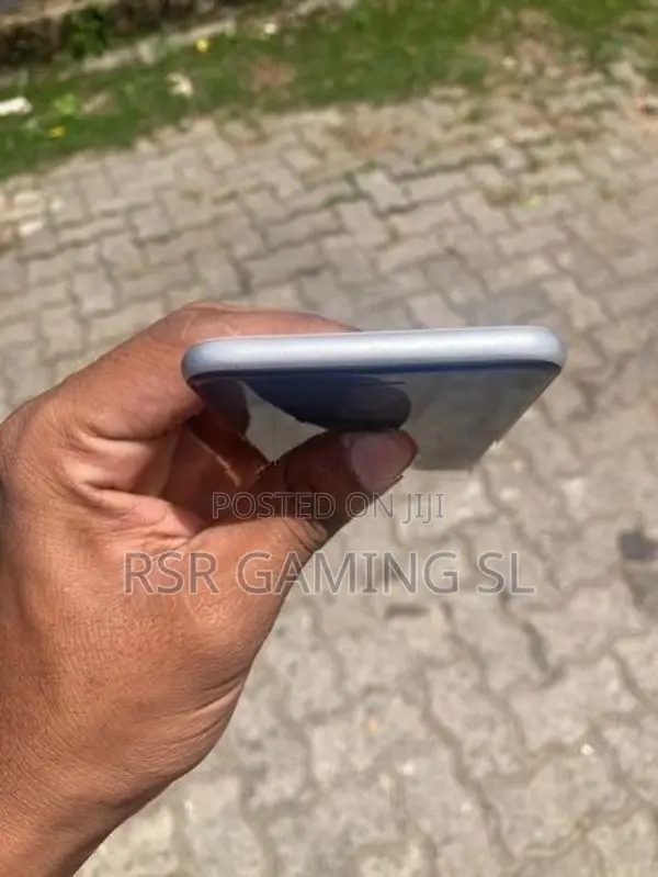 Apple iPhone SE 2 (Used)