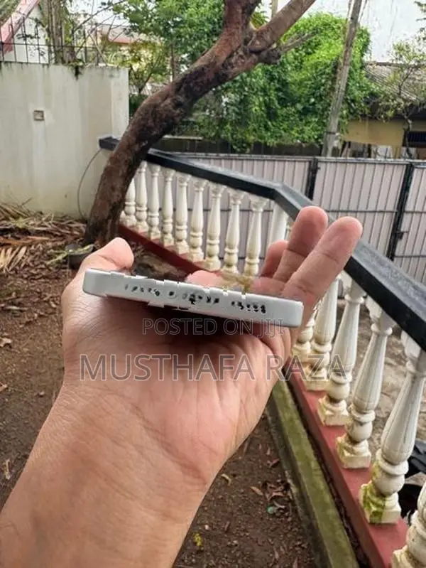 Apple iPhone 16 (Used)