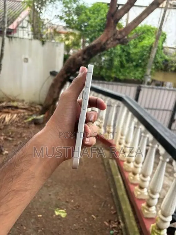 Apple iPhone 16 (Used)