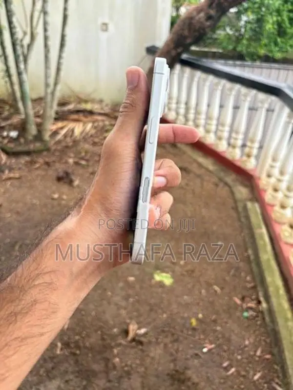 Apple iPhone 16 (Used)