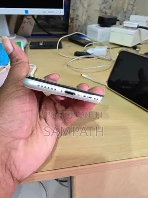 Apple iPhone SE 2 (Used)