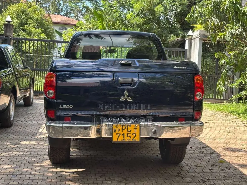 Mitsubishi L200 4WD Cab 2011 Pickup (Used)