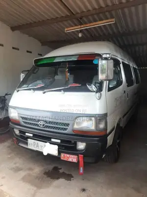 Toyota Dolphin 2001 Van (Used)