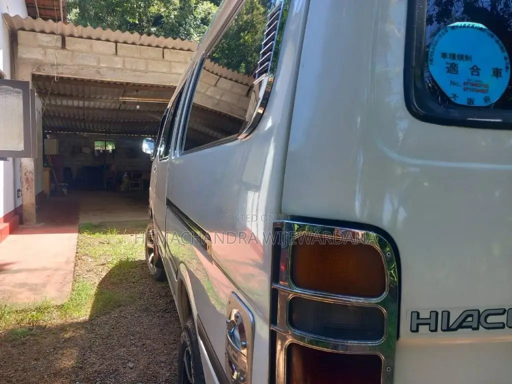 Toyota Dolphin 2001 Van (Used)