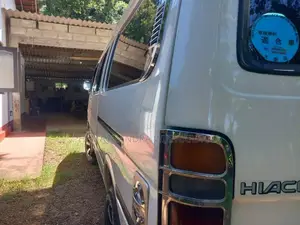 Toyota Dolphin 2001 Van (Used)