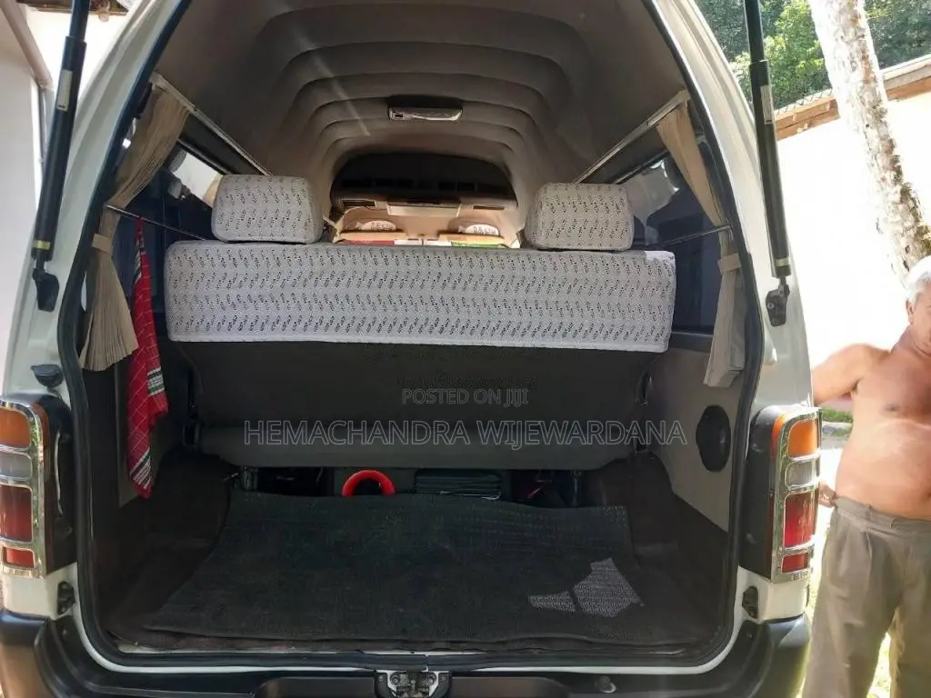 Toyota Dolphin 2001 Van (Used)