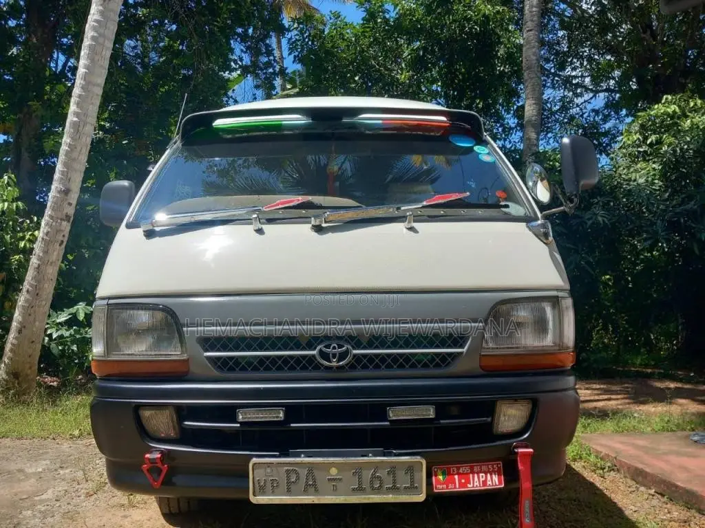 Toyota Dolphin 2001 Van (Used)