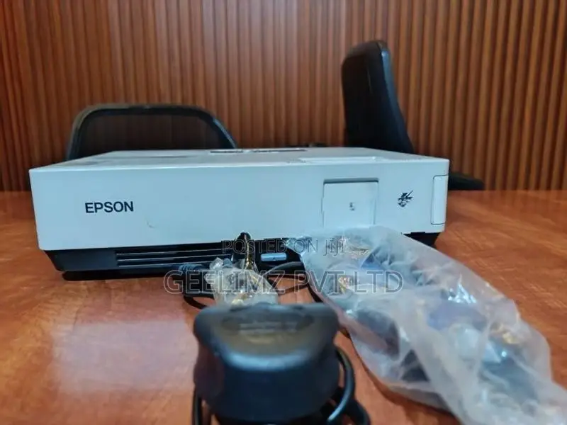 Portable & Lightweight Epson EMP-1715 Multimedia Projector