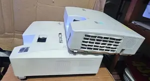 Hitachi projector Lum 4000